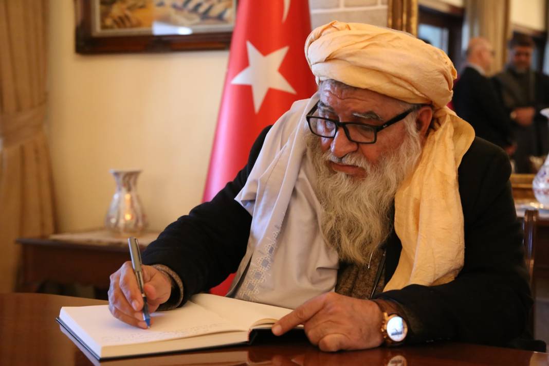 Taliban deprem yardımını poşet içinde teslim etti! İlginç anlar sosyal medyada gündem oldu 5